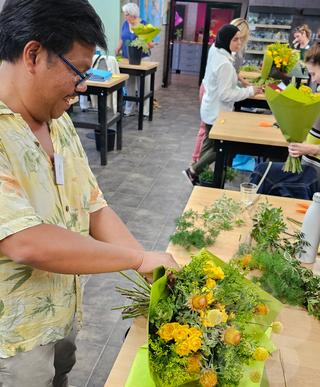 Student Hirwan pakt voor het eerst een boeket in.