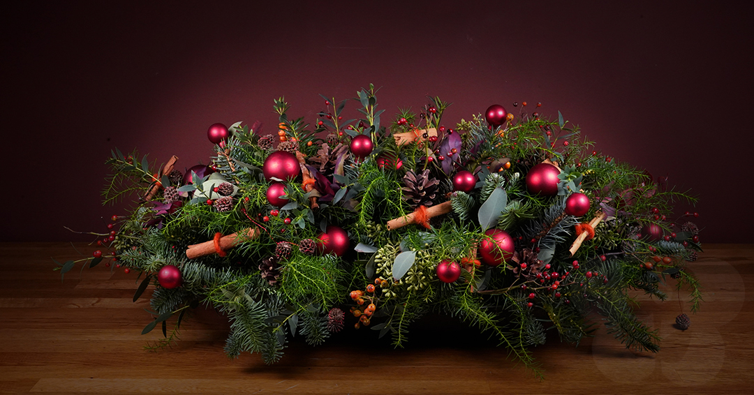Kerstworkshop-bloemschikken-ovaal-kerst-arrangement